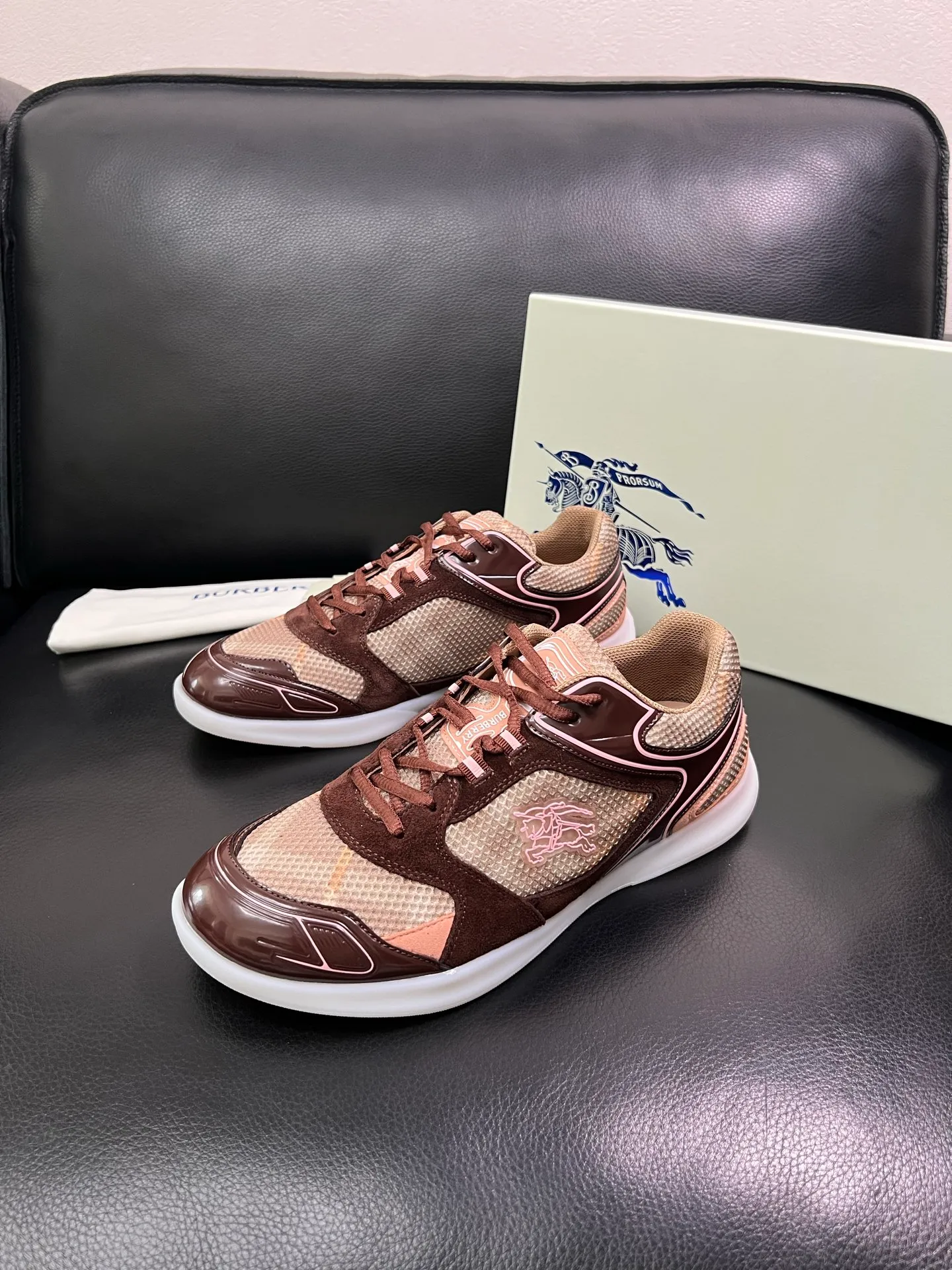 Men's shoes 💰740 BURBERRY top crafts Burberry counter synchronization, original factory configuration imported cowhide fabrics from Italy, high-quality complex splicing process, imported cowhide inner pads, breathable and comfortable, soles: original soles specially provided by the original factory, original and single goods High quality welcome to compare, code number 38-44 (customized 45 46) 85855